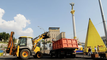 Уборка баррикад на Майдане проходит со столкновениями и драками
