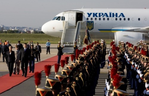 Перемоги евроинтеграции: в аэропорту Парижа Порошенко встретили грузчики и полицейский