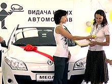 В Украине вручили два Renault Megane победителям акции