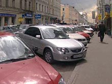 Московские власти решили избавить парковки от парковщиков