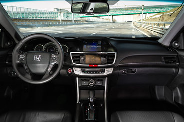 Он и она: Honda Accord против Mazda6