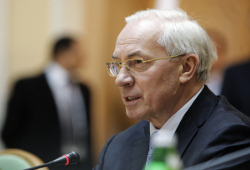 Азаров: МВФ не помогает Украине деньгами уже год