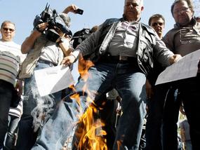 Демонстрации против налогов на недвижимость парализовали Грецию