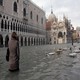Венецию затопило, туристы буквально гуляют по воде